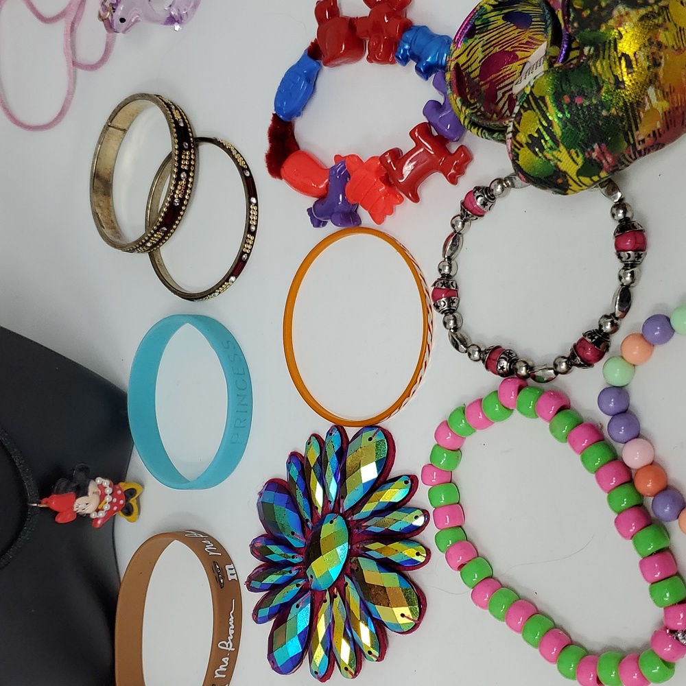 Kids Jewelry Mixed Lot Over 30 Pcs Mini Mouse M&M Bolo - Picture 6 of 17